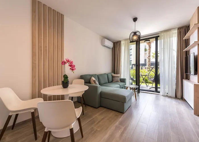 Pool View Azur Deluxe & *